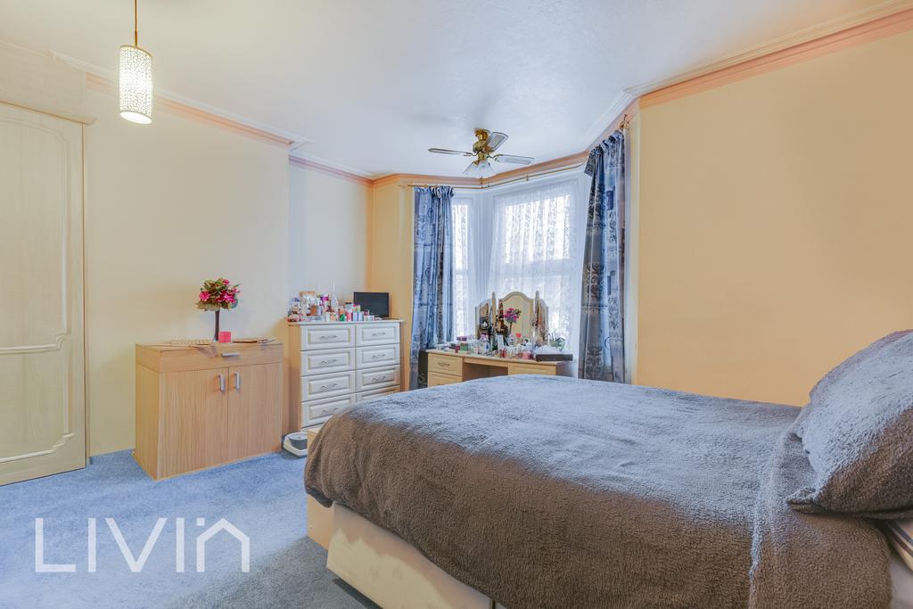 218 Whitehorse Road, CR0 - 13