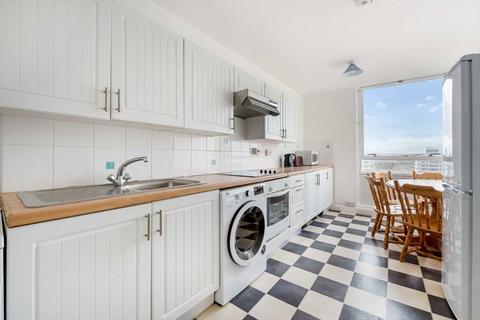 2 bedroom flat to rent, Bramlands Close, London SW11