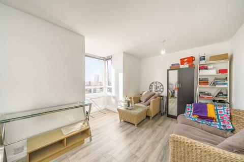 2 bedroom flat to rent, Bramlands Close, London SW11