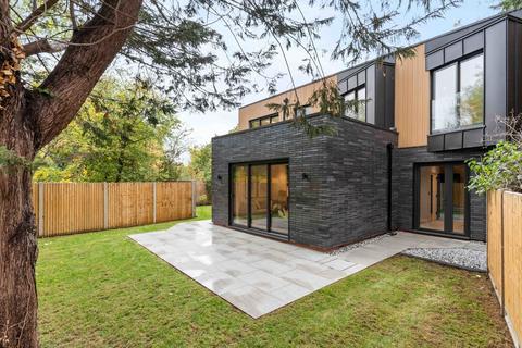 3 bedroom ground floor flat for sale, The Blenheim, EN5