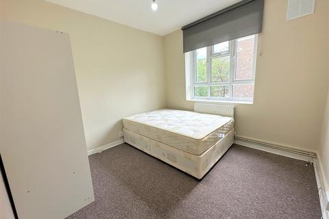 3 bedroom flat to rent, Australia Road, White City, London