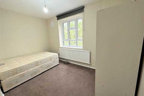 3 bedroom flat to rent, Australia Road, White City, London