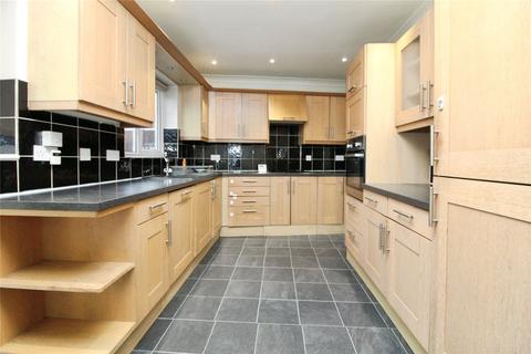 3 bedroom semi-detached house to rent, Ambleside Avenue, Hornchurch, RM12