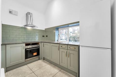 1 bedroom flat to rent, Church Street, Surrey, KT12