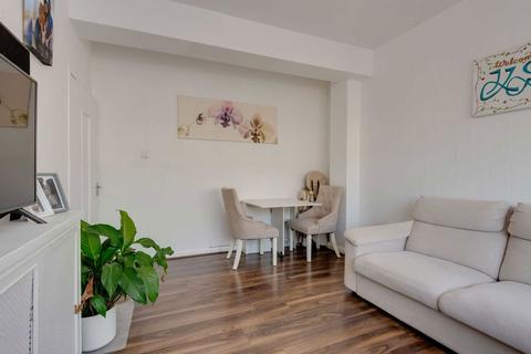 3 bedroom flat to rent, Campden Hill Gardens, London W8