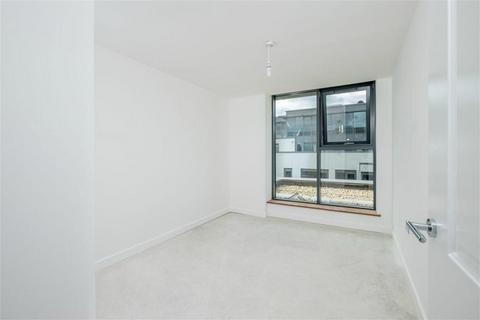 3 bedroom flat to rent, Waterside Way, London N17
