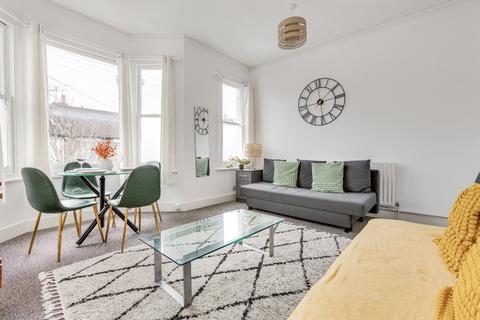 3 bedroom flat to rent, Biscay Road, London
