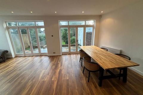 4 bedroom detached house to rent, Canons Drive, EDGWARE, Middlesex, HA8 7RB