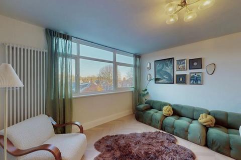 1 bedroom flat for sale, Avenue Road, London