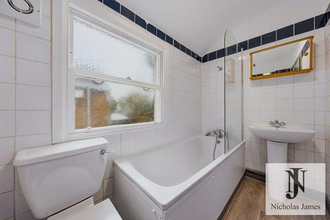 Studio to rent, Mount View Road, Crouch End, London N4