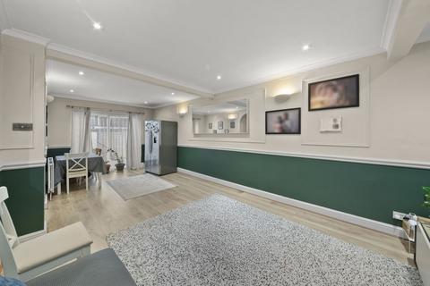 3 bedroom terraced house for sale, Castle Road, Northolt