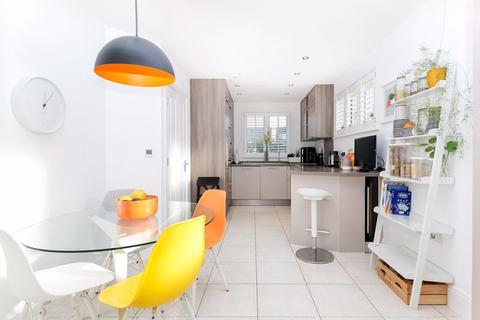 4 bedroom semi-detached house to rent, Glade Gardens, Shirley