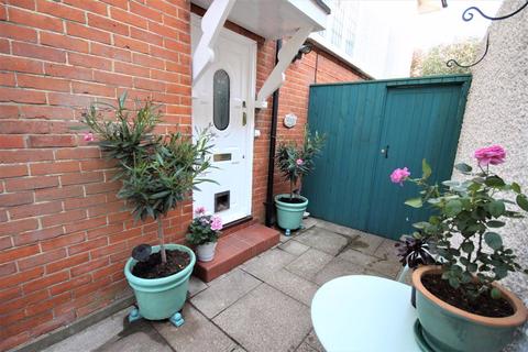 3 bedroom apartment to rent, Wentworth Avenue, Southbourne