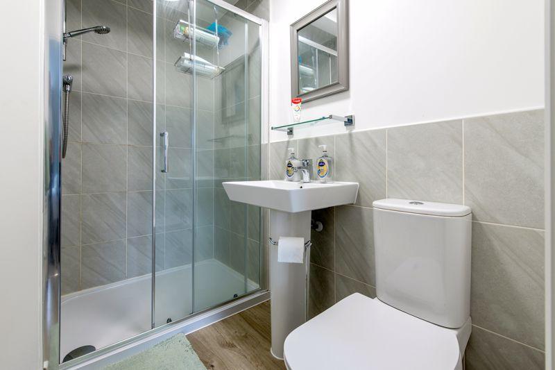 En suite shower...