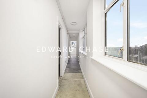 3 bedroom flat to rent, High Road, Seven Kings, IG1