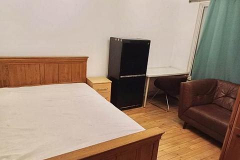 1 bedroom in a house share to rent, Langdale Gardens, Perivale UB6