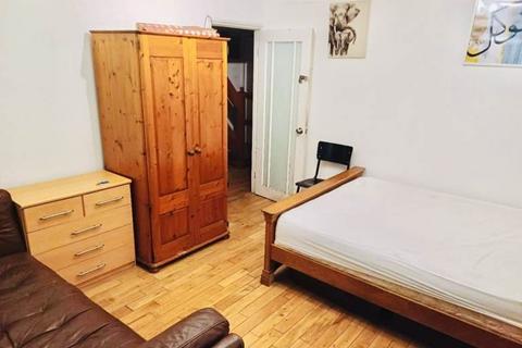 1 bedroom in a house share to rent, Langdale Gardens, Perivale UB6