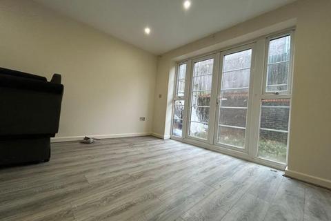 2 bedroom end of terrace house to rent, Kingswood Court, Grove Road, Luton, LU1 1BL