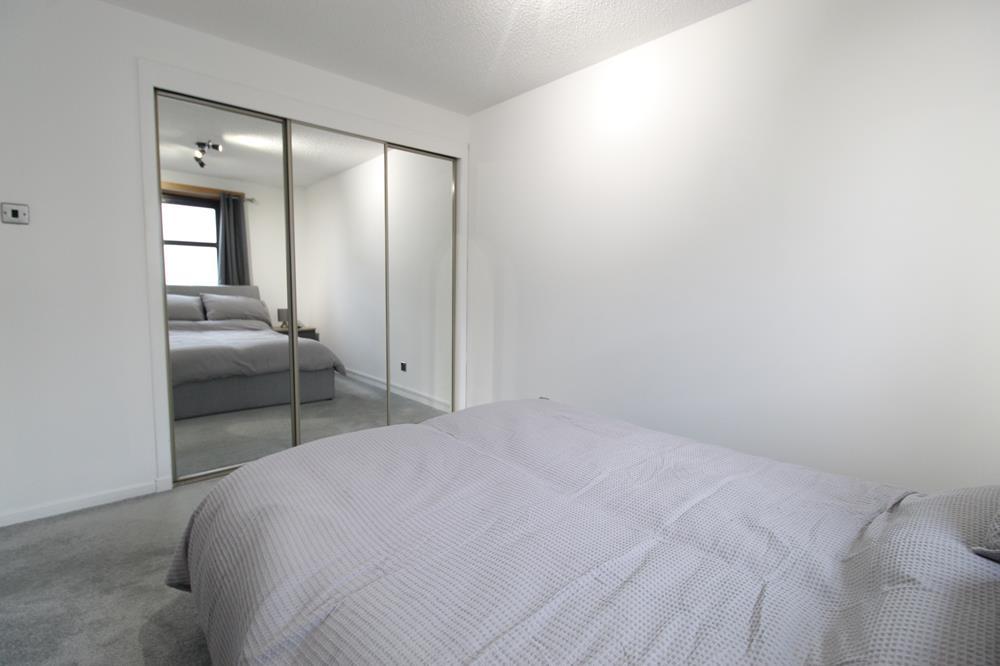 Bedroom 1 photograph 1