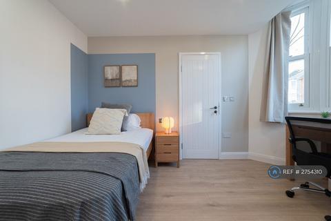 1 bedroom in a house share to rent, Hook Road, Epsom, KT19