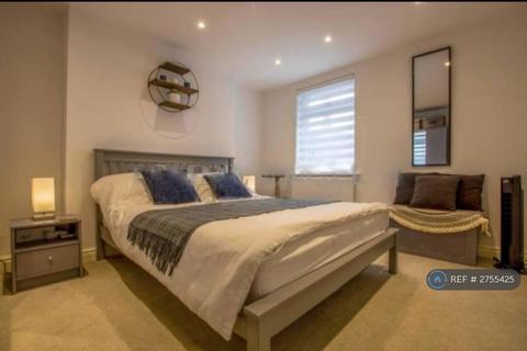 2 bedroom terraced house to rent, Barrack Street, Colchester, CO1