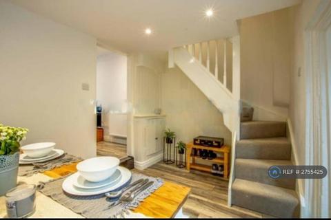 2 bedroom terraced house to rent, Barrack Street, Colchester, CO1