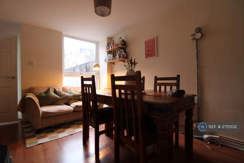 4 bedroom end of terrace house to rent, Lammermoor Road, London, SW12