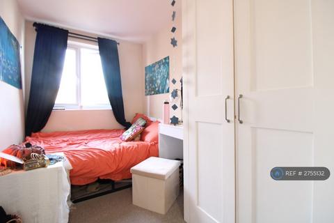 4 bedroom end of terrace house to rent, Lammermoor Road, London, SW12