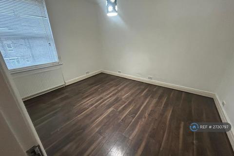 2 bedroom flat to rent, Bradford Road Shipley, Shipley, BD18