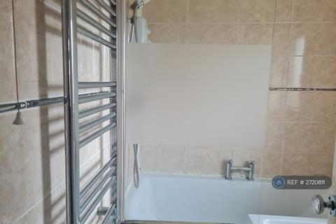 3 bedroom end of terrace house to rent, West Oval, Northampton, NN5