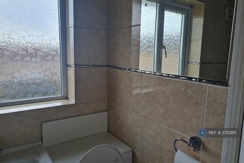3 bedroom end of terrace house to rent, West Oval, Northampton, NN5