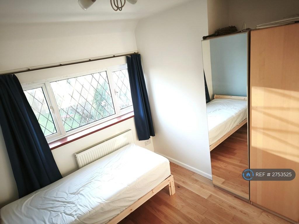 (Middle) Bedroom