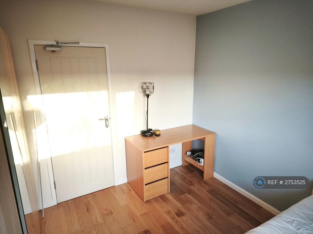(Middle) Bedroom