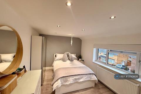2 bedroom end of terrace house to rent, Grange Road, Romford, RM3