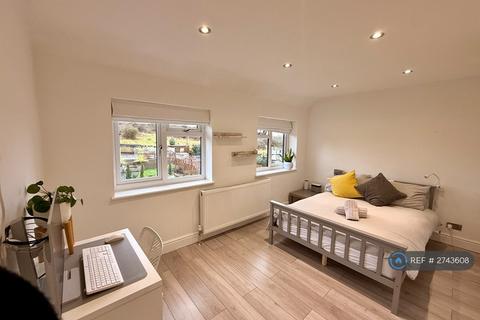 2 bedroom end of terrace house to rent, Grange Road, Romford, RM3