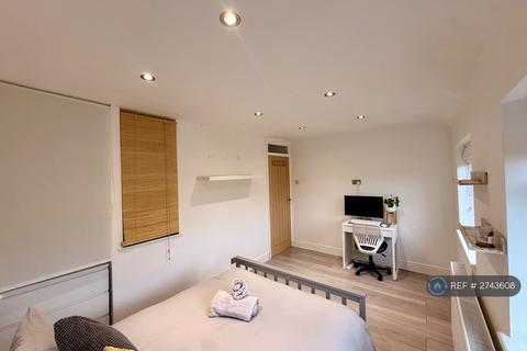 2 bedroom end of terrace house to rent, Grange Road, Romford, RM3