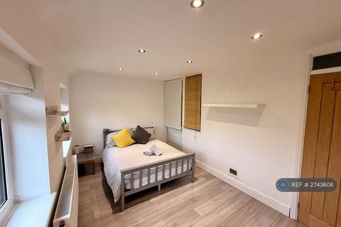 2 bedroom end of terrace house to rent, Grange Road, Romford, RM3