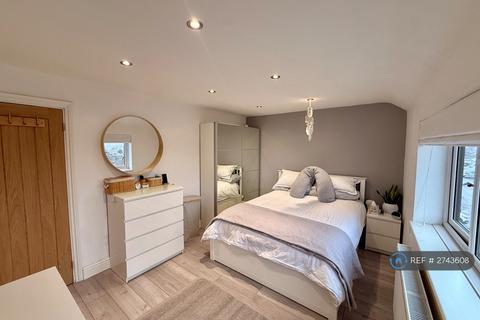 2 bedroom end of terrace house to rent, Grange Road, Romford, RM3