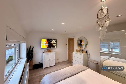 2 bedroom end of terrace house to rent, Grange Road, Romford, RM3