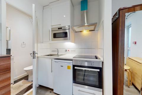 Studio to rent, Blenheim Gardens