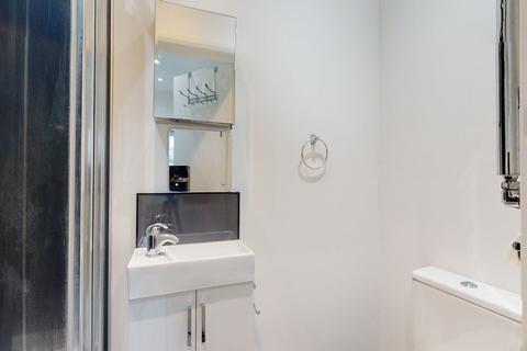 Studio to rent, Blenheim Gardens