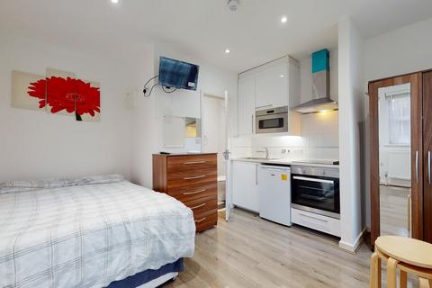 Studio to rent, Blenheim Gardens