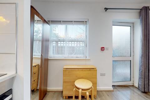 Studio to rent, Blenheim Gardens