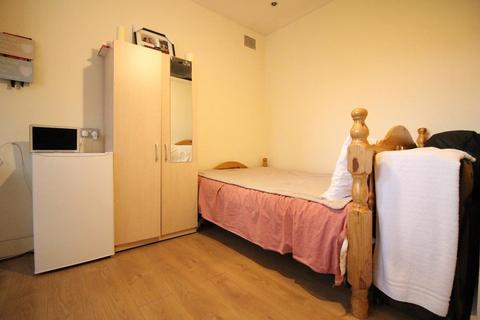 Studio to rent, Tavistock Road, West Drayton