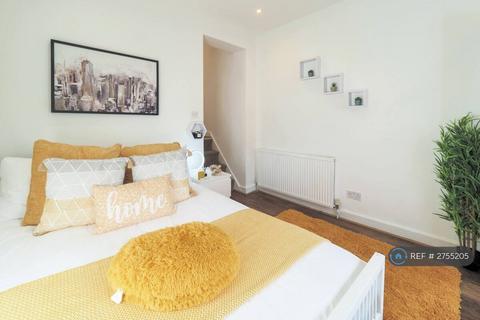 2 bedroom flat to rent, Hetley Road, London, W12