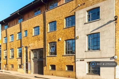 1 bedroom in a flat share to rent, Orchard Place, London, E14