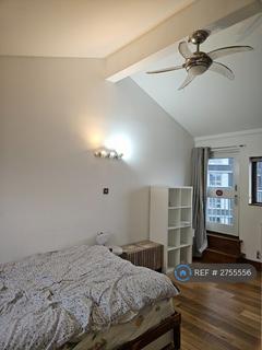 1 bedroom in a flat share to rent, Orchard Place, London, E14