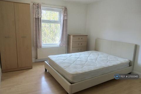 Studio to rent, Wightman Road, London, N8