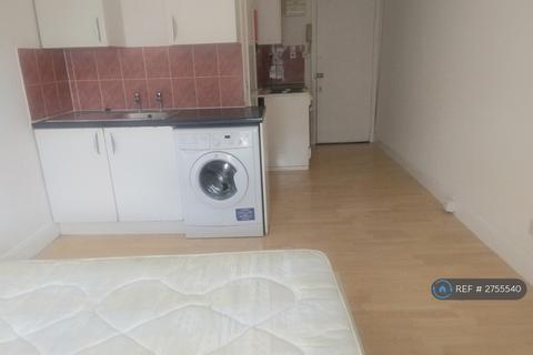 Studio to rent, Wightman Road, London, N8