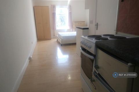 Studio to rent, Wightman Road, London, N8